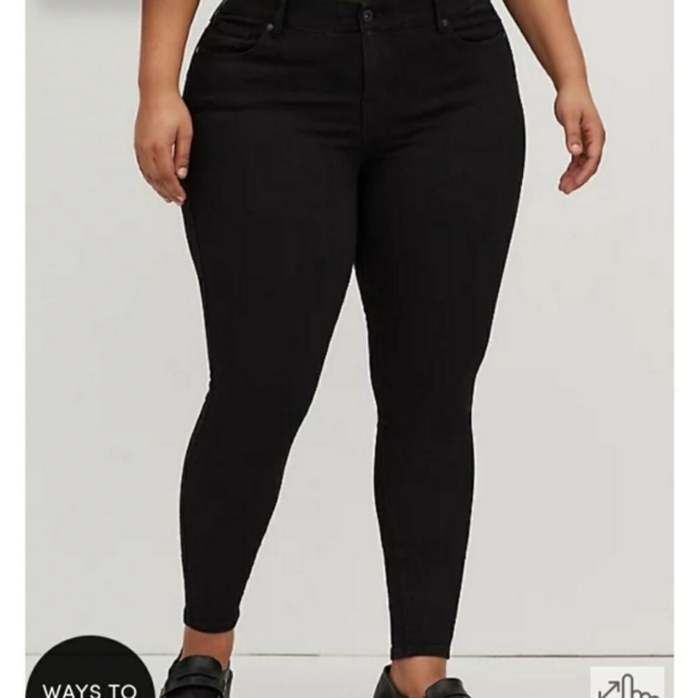 Torrid Bombshell Black Skinny Jeans NWOT 30R